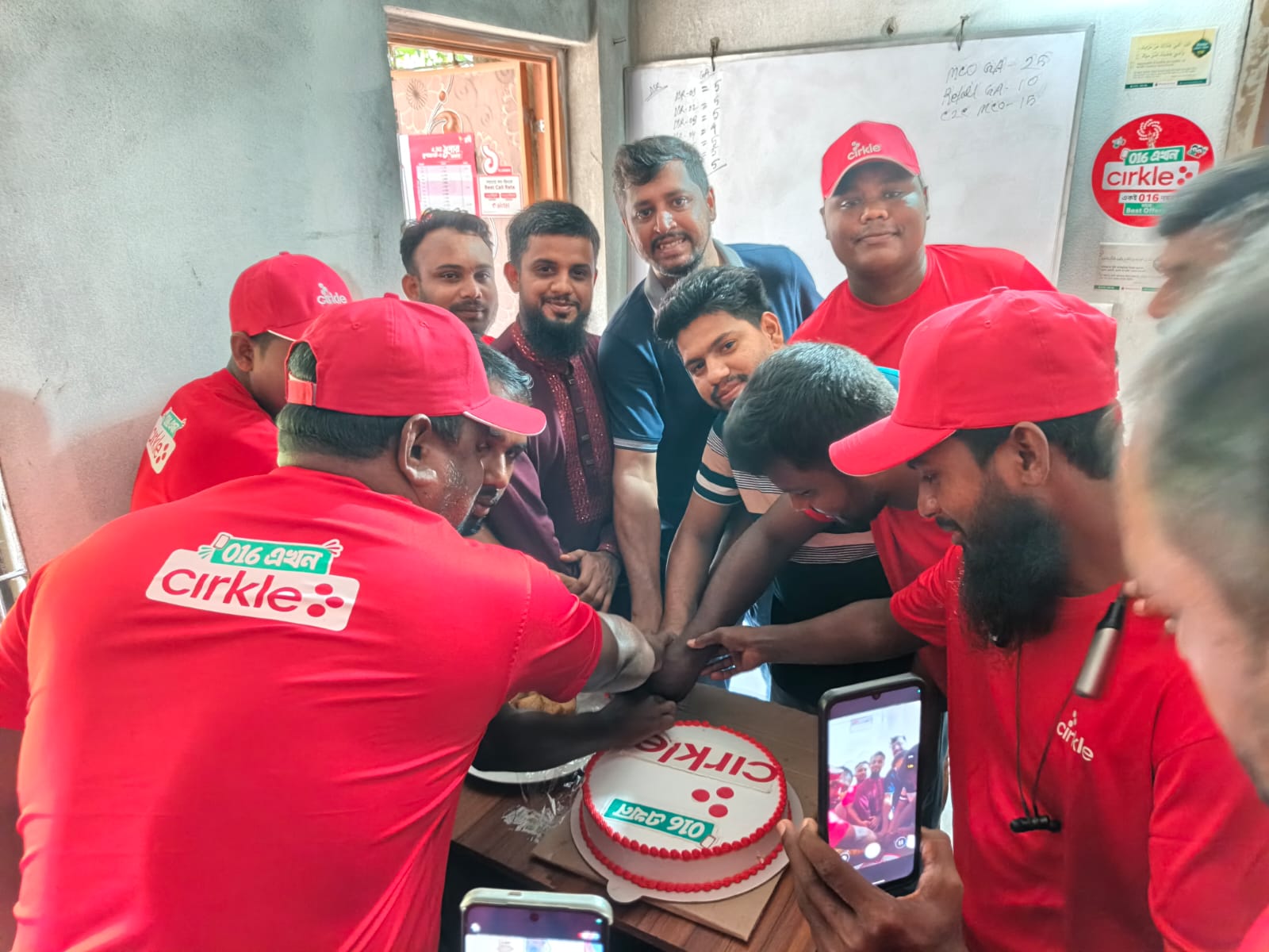 সার্কেল-এর নতুন যাত্রার সূচনা: সকল ফাইটারদের নিয়ে কেক কেটে আনন্দ উদযাপন
