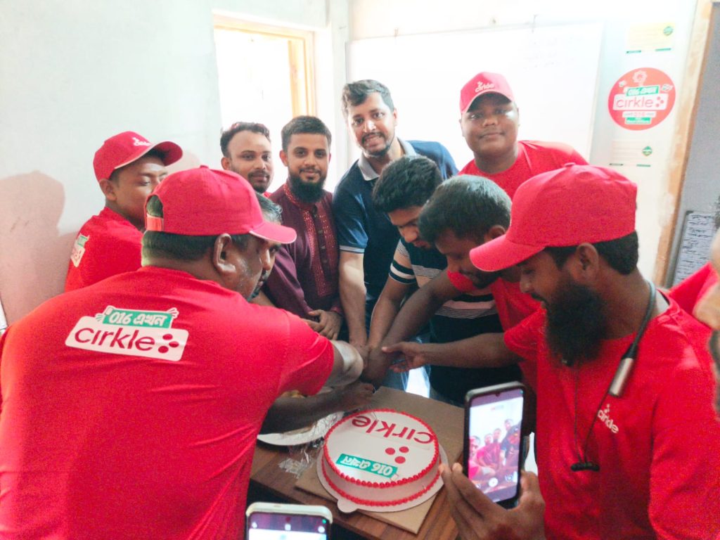 সার্কেল-এর নতুন যাত্রার সূচনা: সকল ফাইটারদের নিয়ে কেক কেটে আনন্দ উদযাপন সার্কেল-এর নতুন যাত্রার সূচনা: সকল ফাইটারদের নিয়ে কেক কেটে আনন্দ উদযাপন