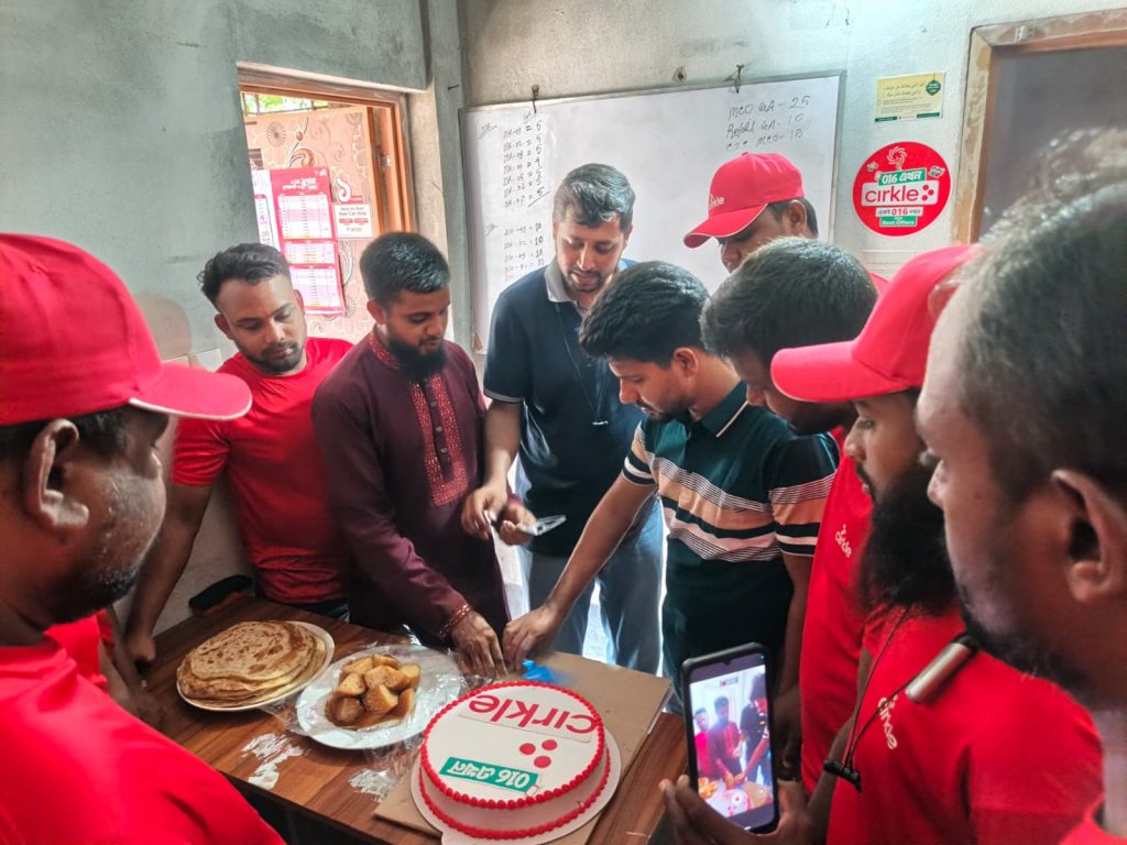 সার্কেল-এর নতুন যাত্রার সূচনা: সকল ফাইটারদের নিয়ে কেক কেটে আনন্দ উদযাপন সার্কেল-এর নতুন যাত্রার সূচনা: সকল ফাইটারদের নিয়ে কেক কেটে আনন্দ উদযাপন